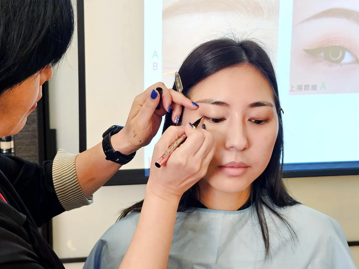 圖說：專業彩妝老師在「奇馨協力．公益彩妝教室」中，示範抗暈眼線畫法，帶領學員打造持久眼妝。（資料來源：台灣奇士美） 