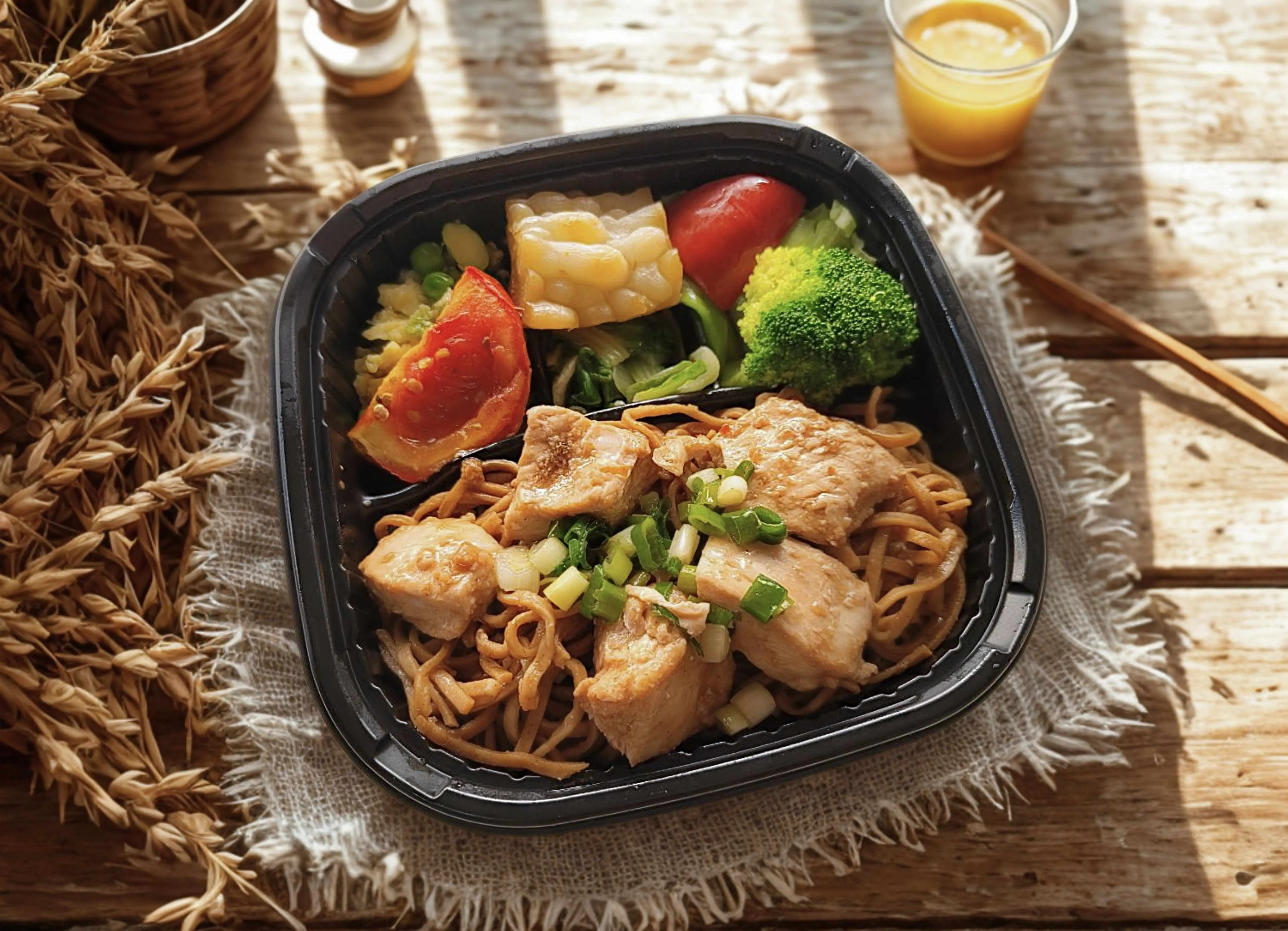 圖說：「胡椒蝦香雞丁麵」以胡椒乾蝦口味好控拌麵為主食，搭配豐富配菜，打造兼具美味與均衡的完整餐盒內容。（資料來源：日日好食／ai輔助創作視覺）