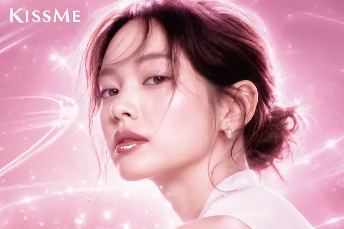 圖說：「KISSME 4D嘟嘟唇蜜」含有90%美容液成分，越擦越水潤、越疊越亮，輕鬆嘟出4D立體光澤。（資料來源：台灣奇士美）