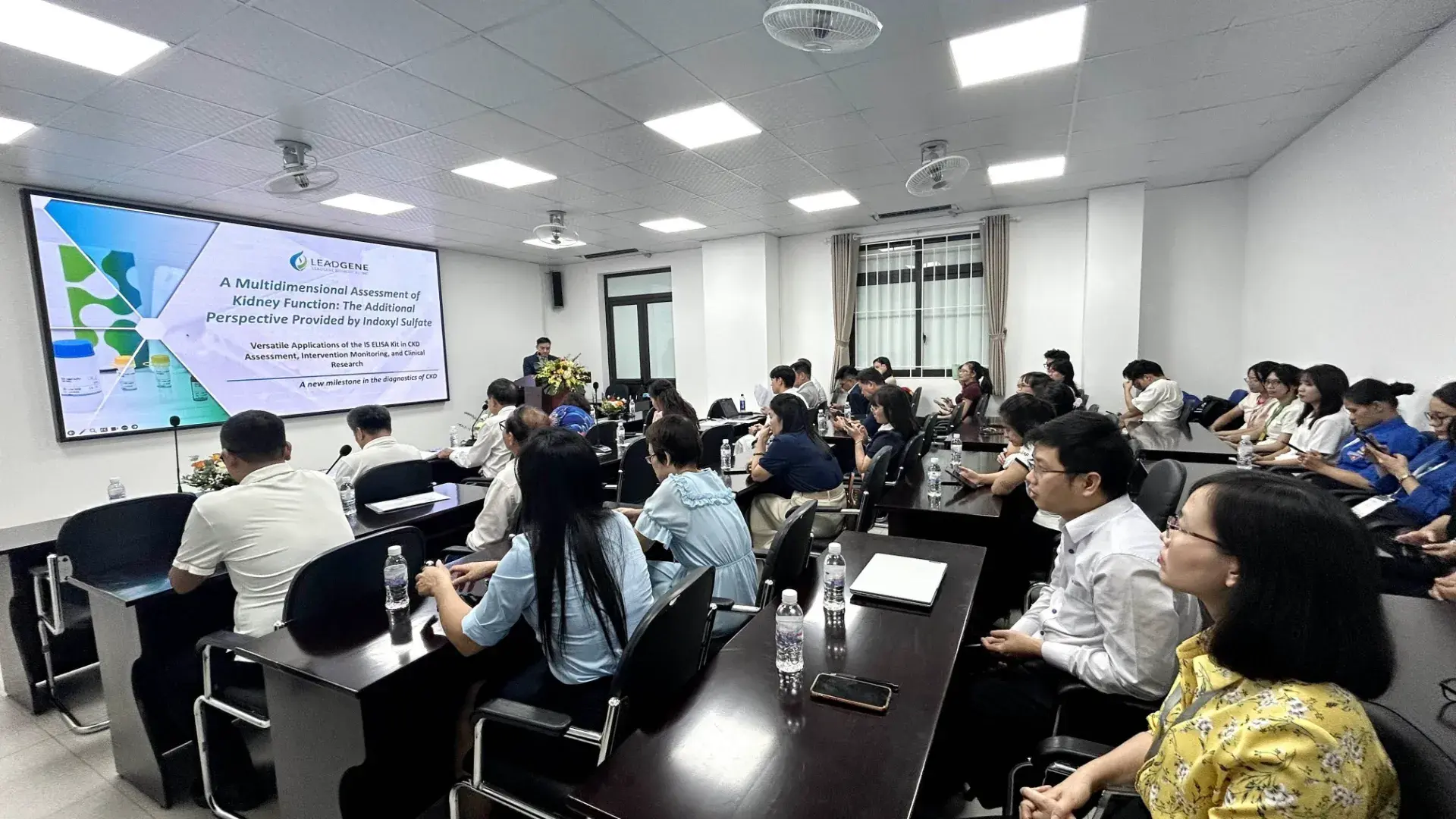 圖說：偉喬生醫前進越南河內舉辦產品說明會暨專題講座，吸引近百位當地醫療機構代表及專業人士參與。（資料來源：偉喬生醫）