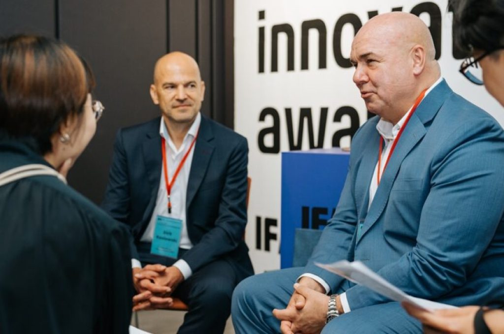 IFA總裁Leif-Erik Lindner（右）與執行董事Dirk Koslowski（左）接受專訪。（圖片來源／德國經濟辦事處）